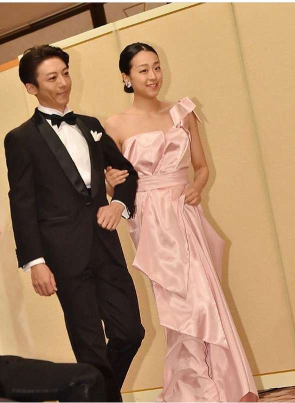 浅田真央、胸元&背中大胆ドレスで登場 高橋一生が感動「おきれい」【ベストフォーマリスト授賞式】