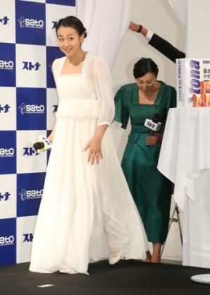 浅田真央、胸元&背中大胆ドレスで登場 高橋一生が感動「おきれい」【ベストフォーマリスト授賞式】