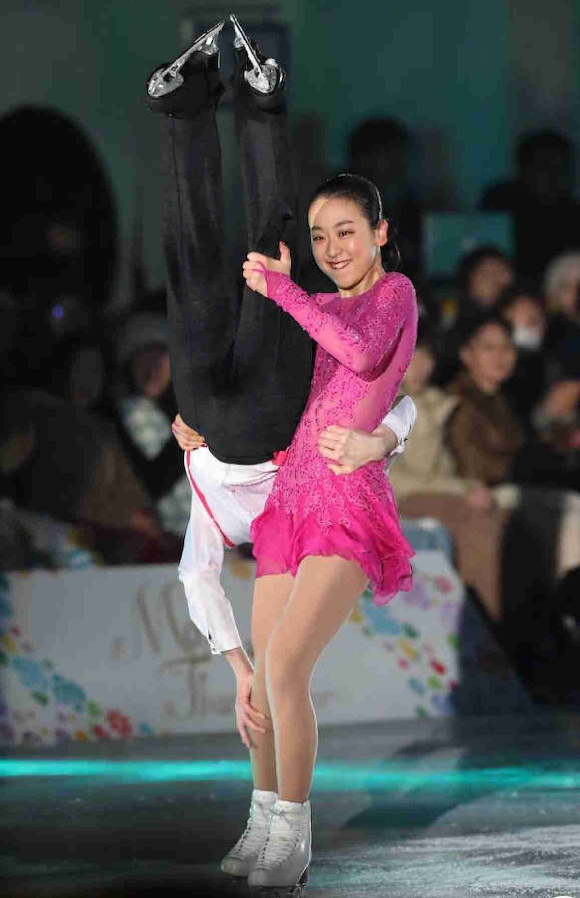 浅田真央、胸元&背中大胆ドレスで登場 高橋一生が感動「おきれい」【ベストフォーマリスト授賞式】