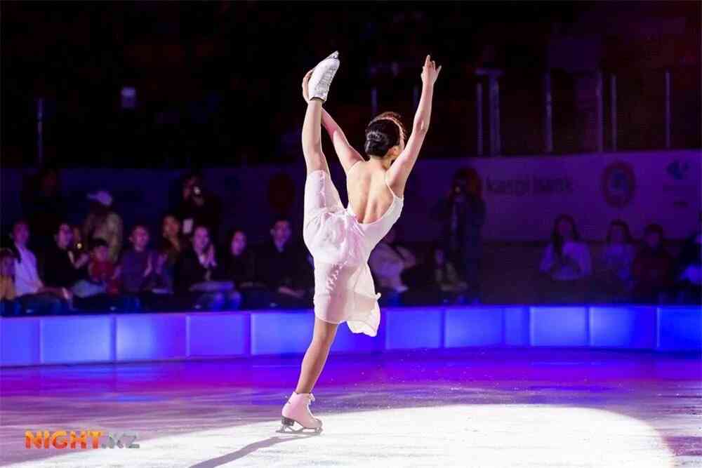 浅田真央、胸元&背中大胆ドレスで登場 高橋一生が感動「おきれい」【ベストフォーマリスト授賞式】