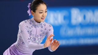 浅田真央、胸元&背中大胆ドレスで登場 高橋一生が感動「おきれい」【ベストフォーマリスト授賞式】