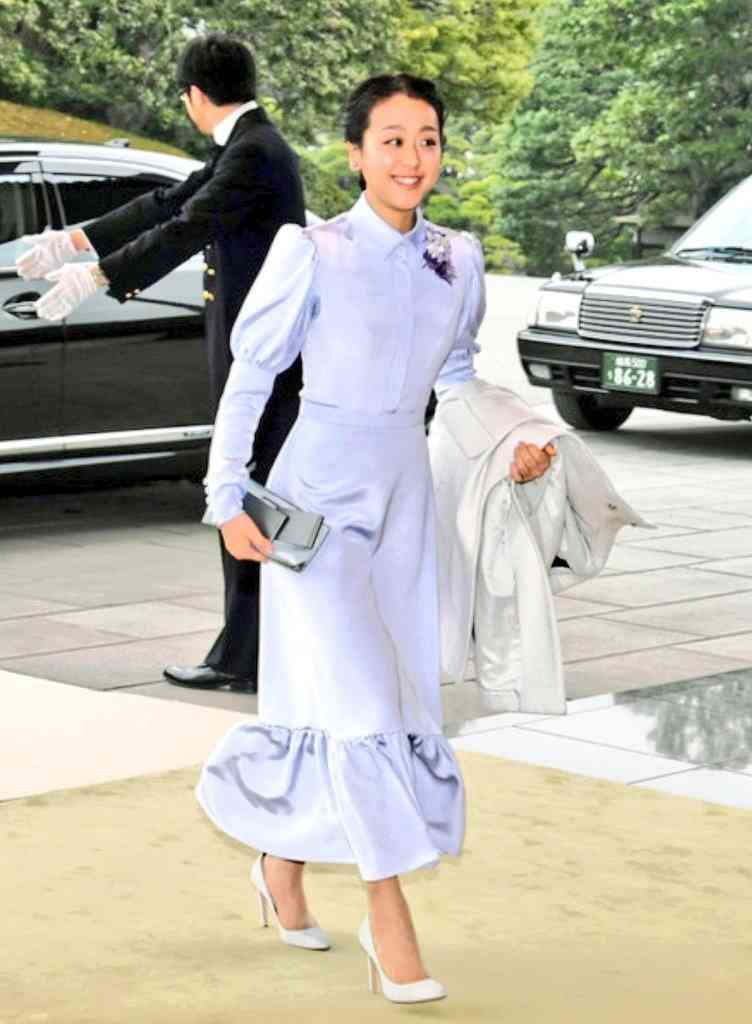浅田真央、胸元&背中大胆ドレスで登場 高橋一生が感動「おきれい」【ベストフォーマリスト授賞式】