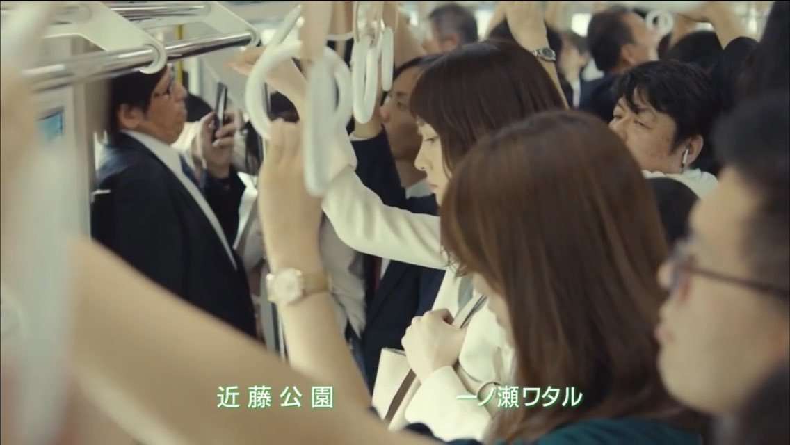 「つり革につかまれないから手すりを空けて」低身長の悩みに共感殺到