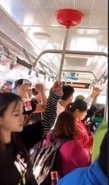 「つり革につかまれないから手すりを空けて」低身長の悩みに共感殺到