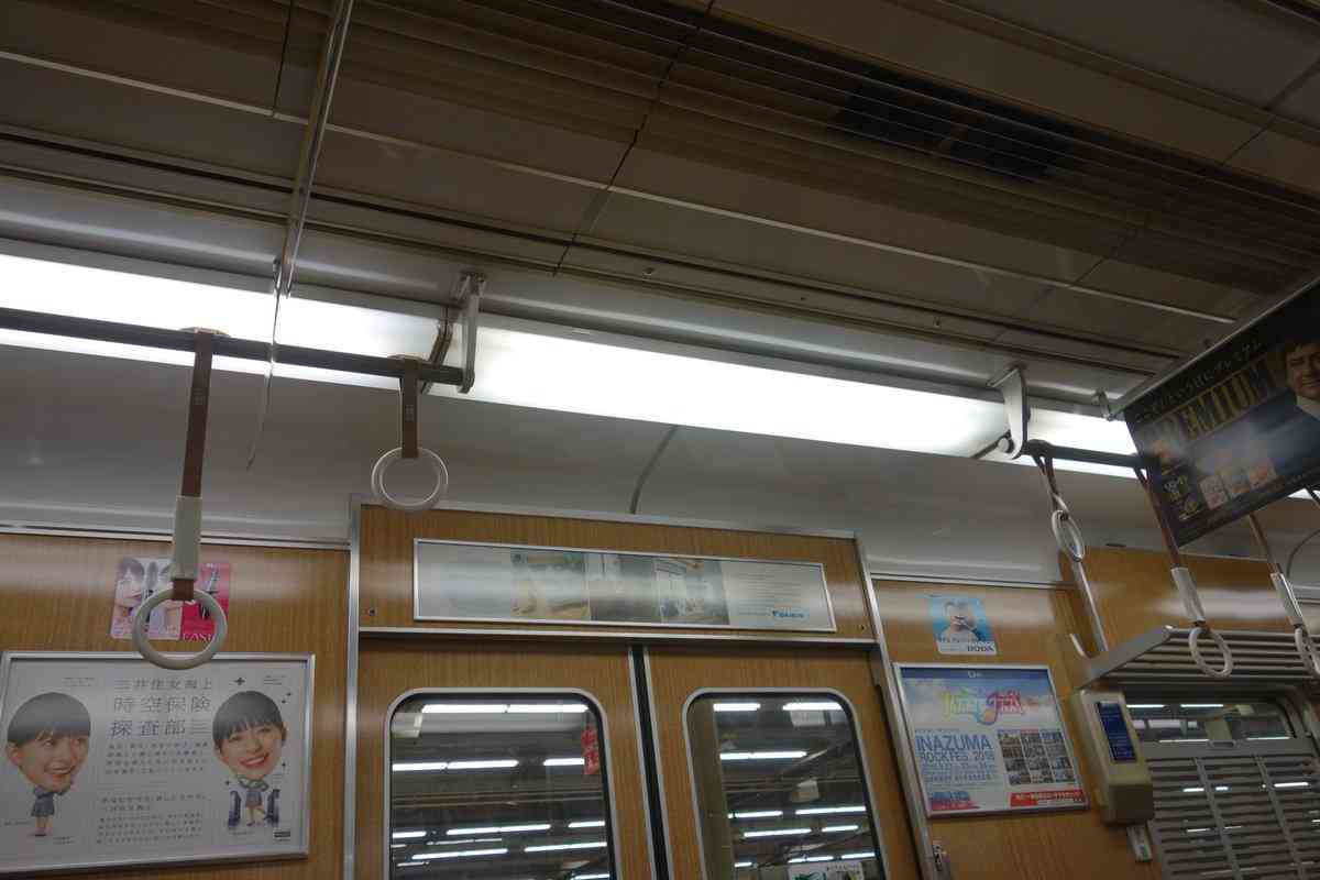 「つり革につかまれないから手すりを空けて」低身長の悩みに共感殺到