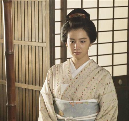 内山理名&桐谷美玲ら、赤ドレスで“美共演” 『スウィートパワー』がファン感謝イベント