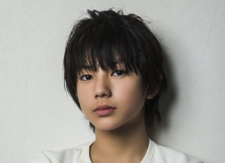 内山理名&桐谷美玲ら、赤ドレスで“美共演” 『スウィートパワー』がファン感謝イベント