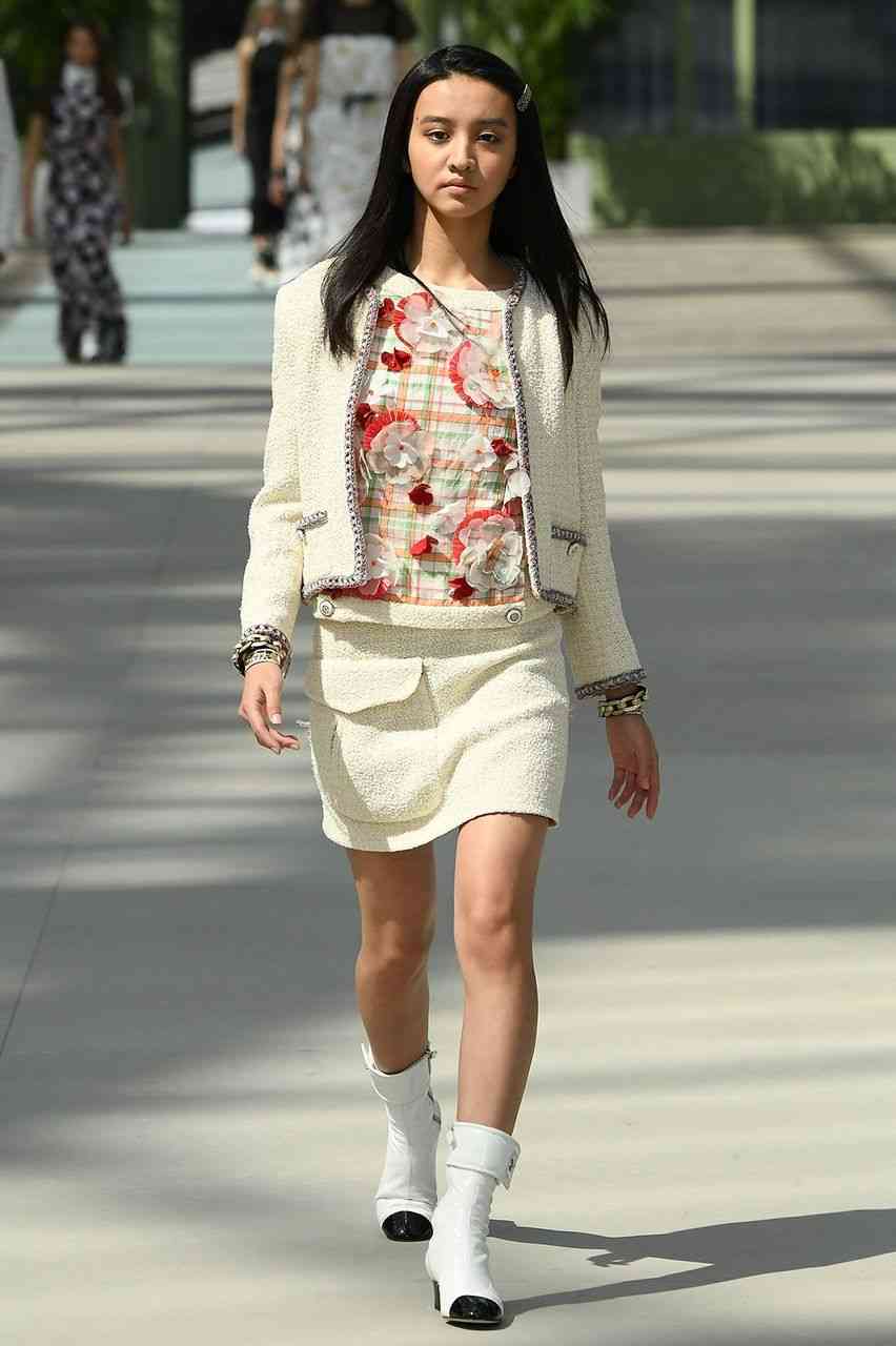 Koki,ミラノコレクションデビュー　美脚際立つ堂々ランウェイ