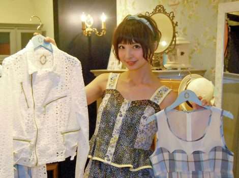 落ち葉と一体化!?  篠田麻里子の“擬態ショット”に「森の妖精」「忍者マリコ様」の声