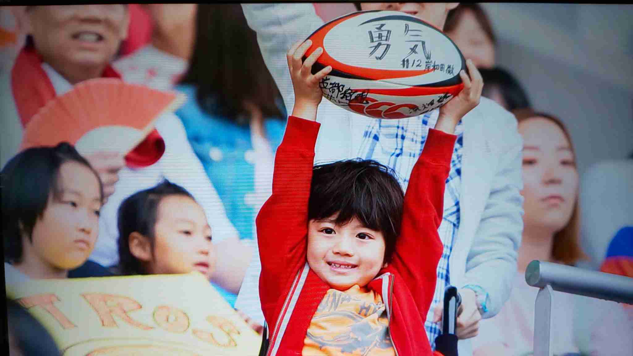 「空前のラグビーブーム！」投稿でアメフトのボール？ 『めざましテレビ』ツイッターの写真が炎上