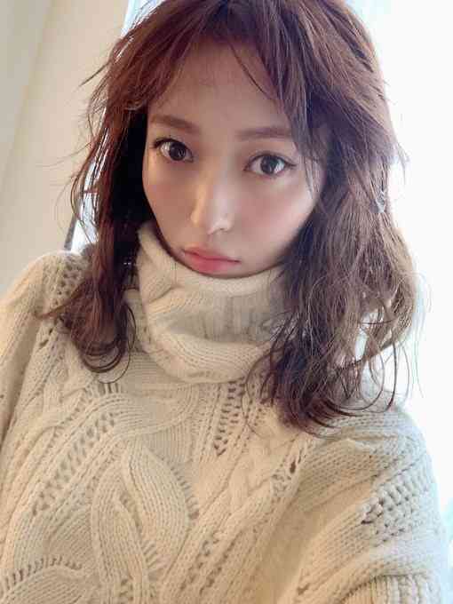 山口真帆、美脚全開で色気溢れる