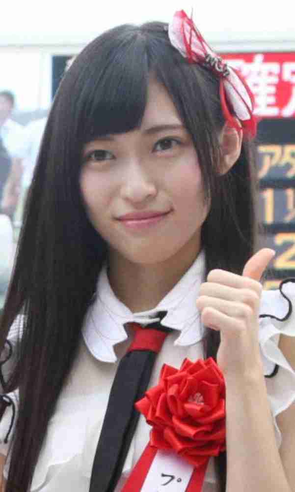 山口真帆、美脚全開で色気溢れる