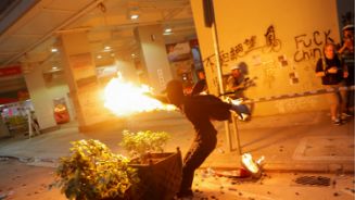 香港デモに数万人　警察が実弾を発射、負傷者も