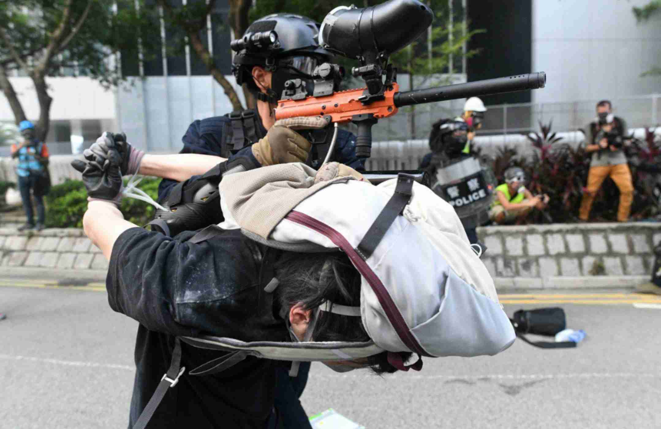 香港デモに数万人　警察が実弾を発射、負傷者も