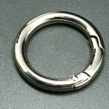 結婚指輪つけていない人