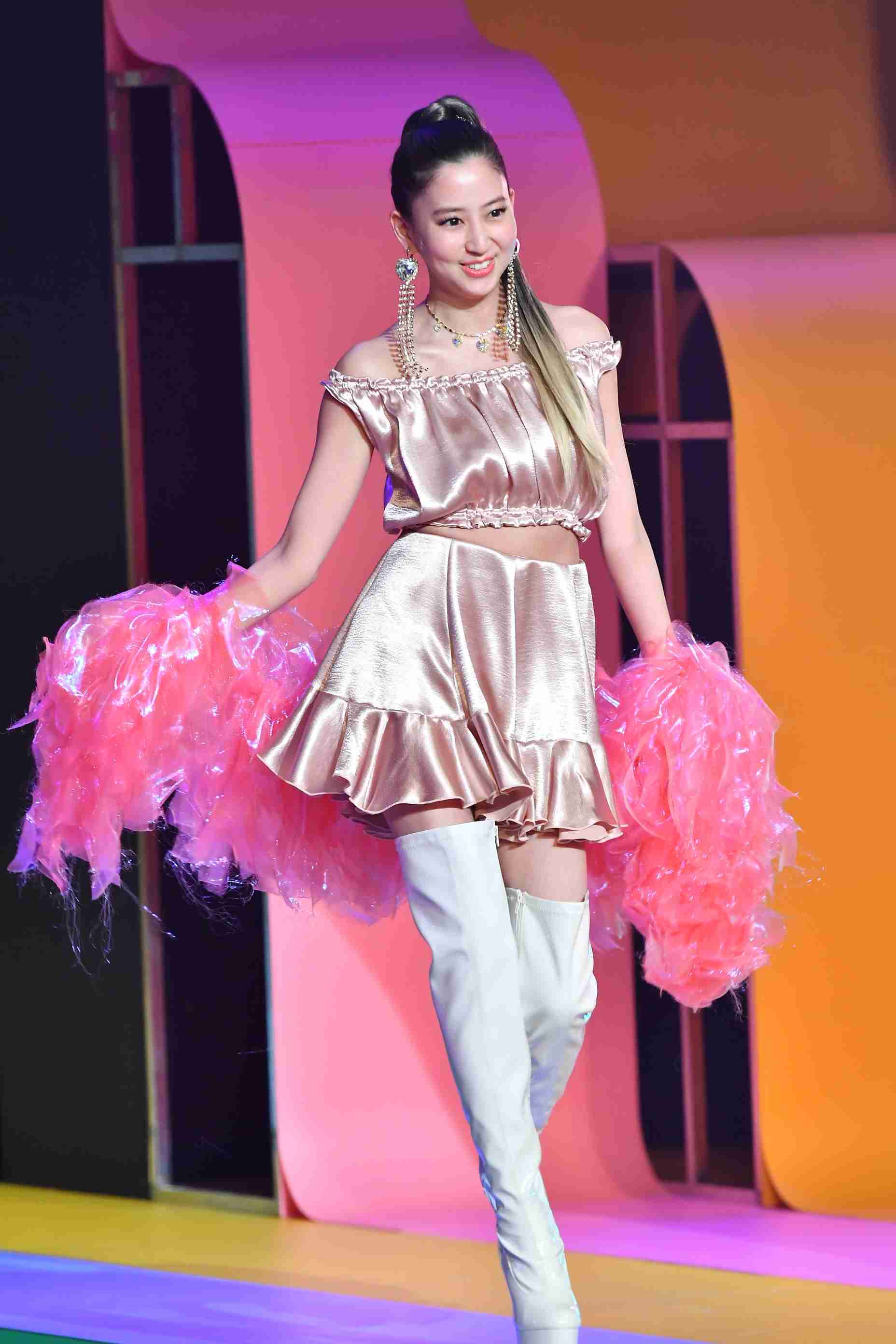 河北麻友子、親友・桐谷美玲との初表紙カットを公開「最強のツートップですねー」