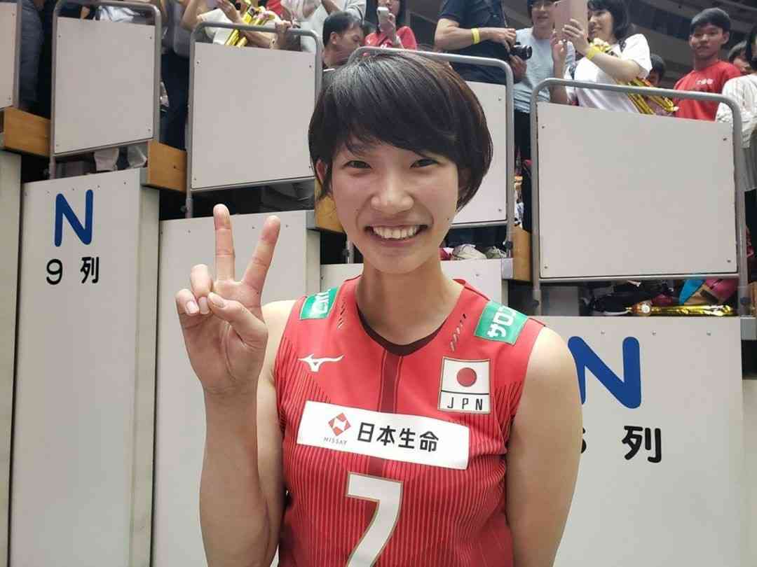 桜井日奈子、街頭募金を呼びかけ ファンに笑顔で対応