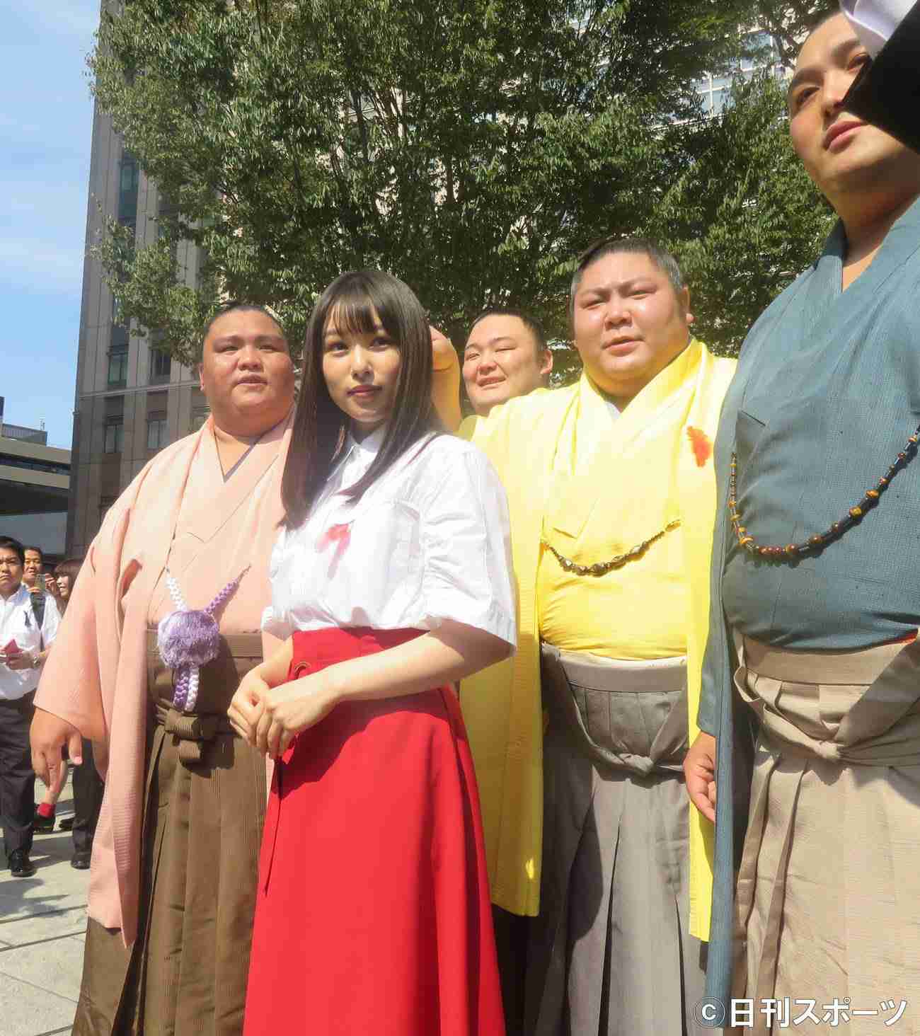 桜井日奈子、街頭募金を呼びかけ ファンに笑顔で対応