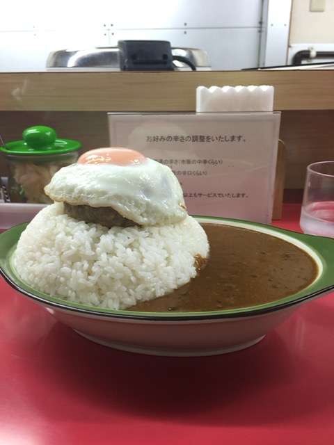 かつやの新メニュー「牛丼カツ丼」のボリュームがやばい　もはやカレー皿で提供、丼ですらない事態に