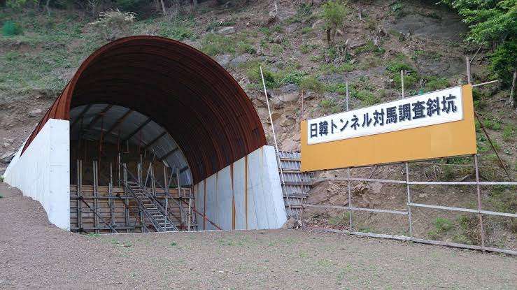 香港、撃たれた高校生起訴　「覆面禁止法」も制定か
