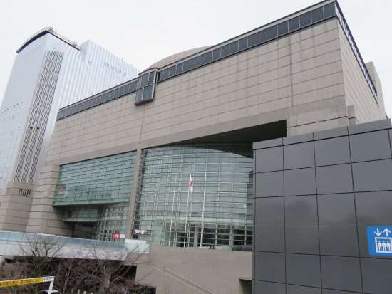 「表現の不自由展」“再開賛成”のプラカード持った女性が叩かれケガ 51歳男を緊急逮捕