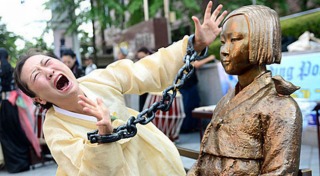 「表現の不自由展」“再開賛成”のプラカード持った女性が叩かれケガ 51歳男を緊急逮捕