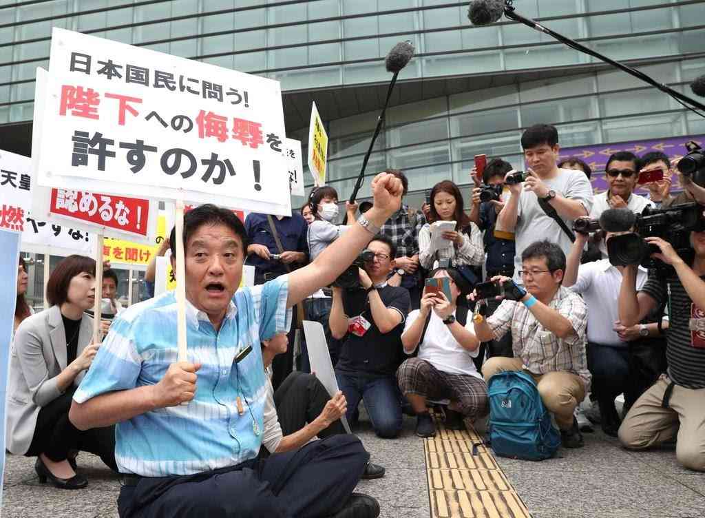 「表現の不自由展」“再開賛成”のプラカード持った女性が叩かれケガ 51歳男を緊急逮捕