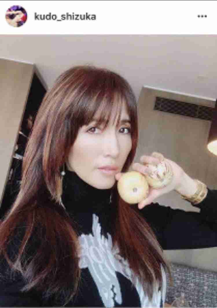 工藤静香、穴あきダメージデニムの全身ショットが反響「足長すぎ」「どんだけスタイルいいの」