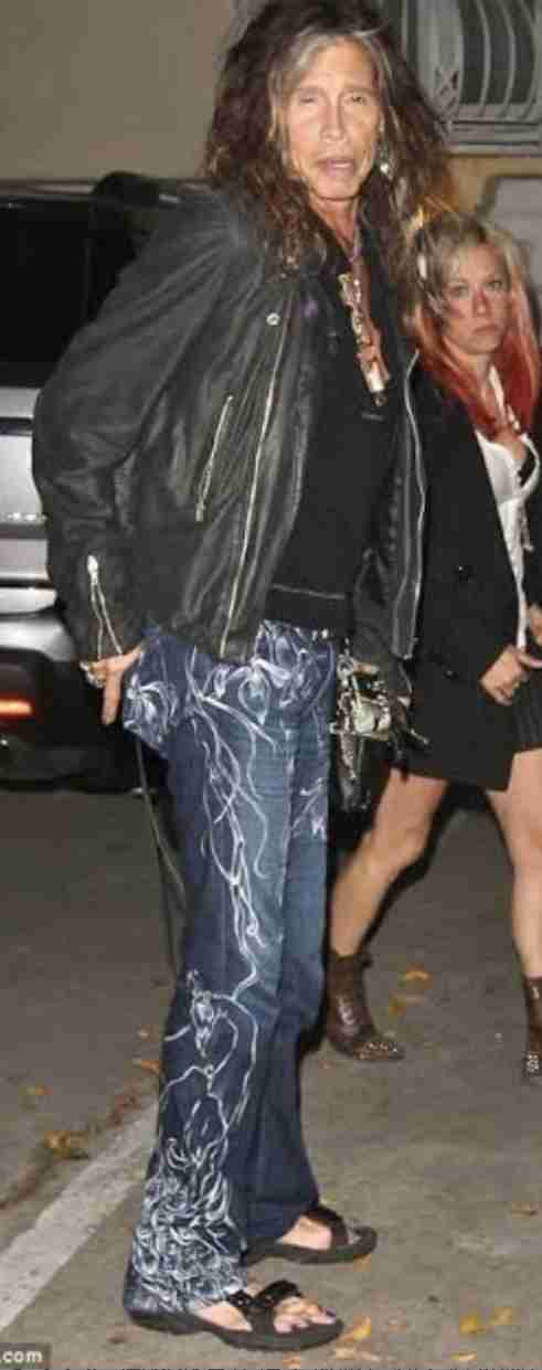 工藤静香、穴あきダメージデニムの全身ショットが反響「足長すぎ」「どんだけスタイルいいの」