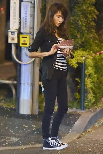 工藤静香、穴あきダメージデニムの全身ショットが反響「足長すぎ」「どんだけスタイルいいの」