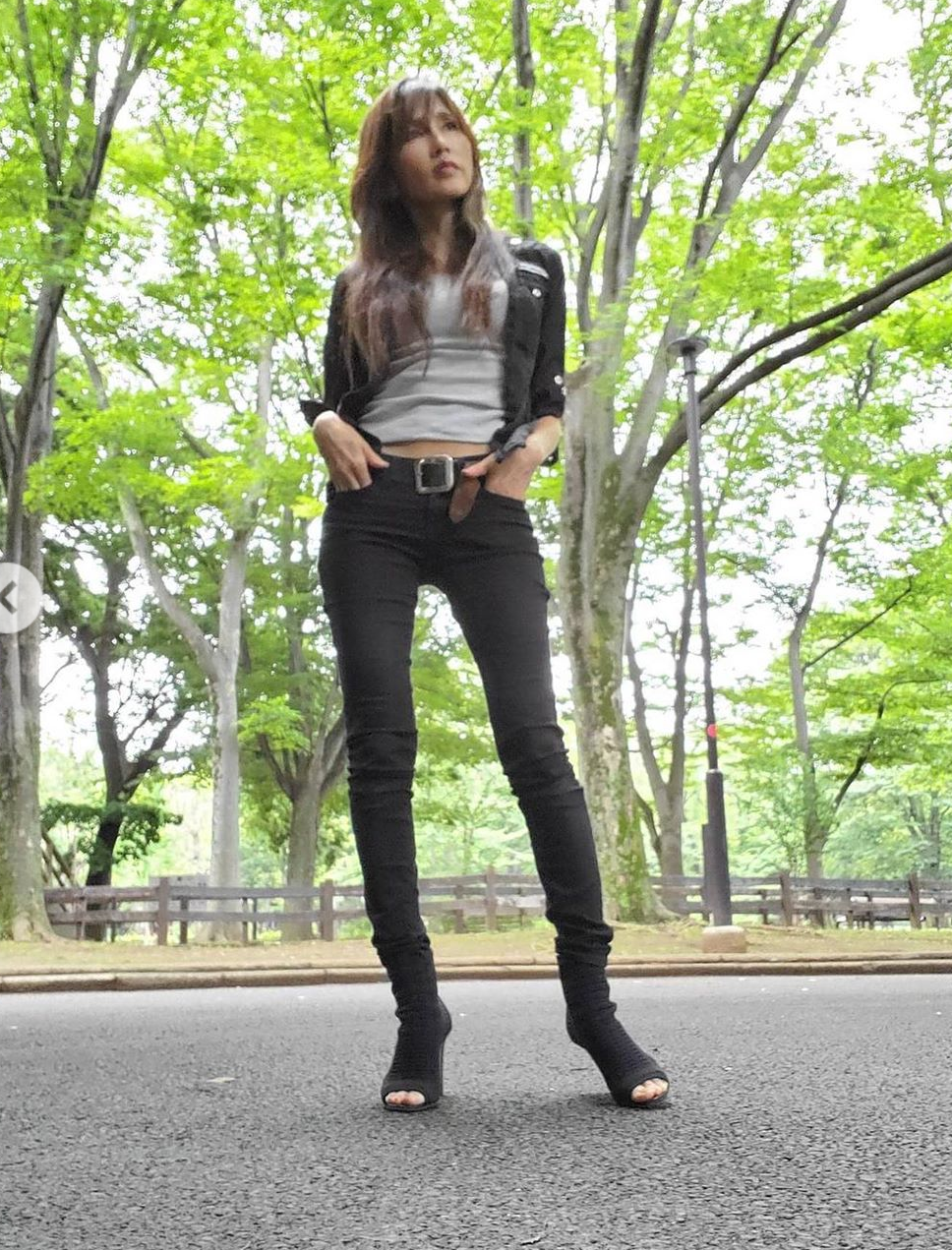 工藤静香、穴あきダメージデニムの全身ショットが反響「足長すぎ」「どんだけスタイルいいの」