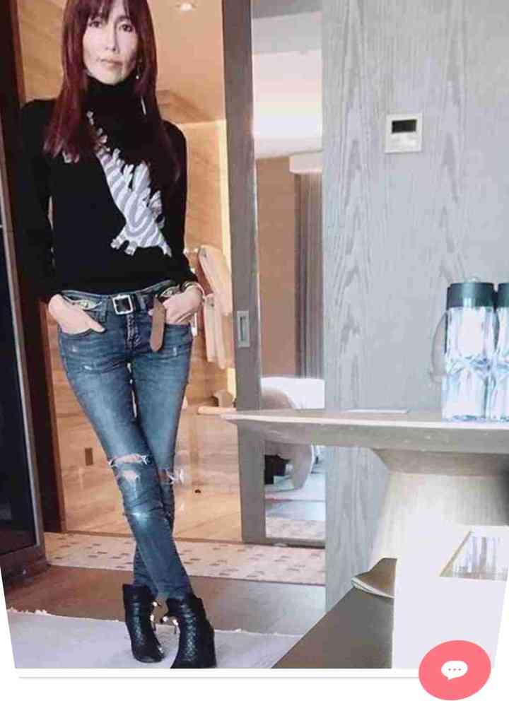 工藤静香、穴あきダメージデニムの全身ショットが反響「足長すぎ」「どんだけスタイルいいの」