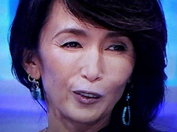 工藤静香、穴あきダメージデニムの全身ショットが反響「足長すぎ」「どんだけスタイルいいの」