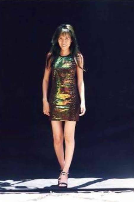 工藤静香、穴あきダメージデニムの全身ショットが反響「足長すぎ」「どんだけスタイルいいの」