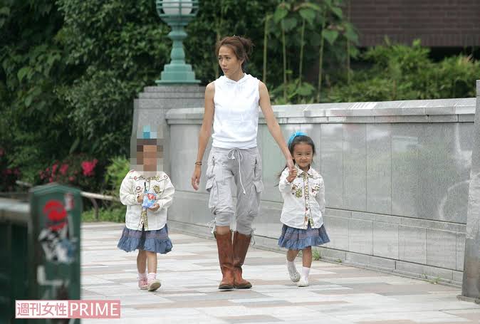 工藤静香、穴あきダメージデニムの全身ショットが反響「足長すぎ」「どんだけスタイルいいの」