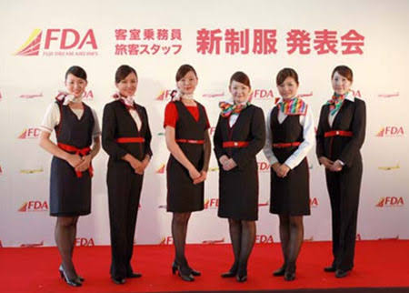 世界の客室乗務員の制服がみたい