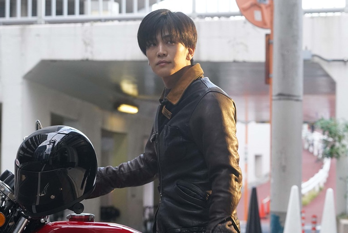 岩田剛典、初の医師役で白衣＆メガネビジュアル初公開「新鮮な気持ちで」