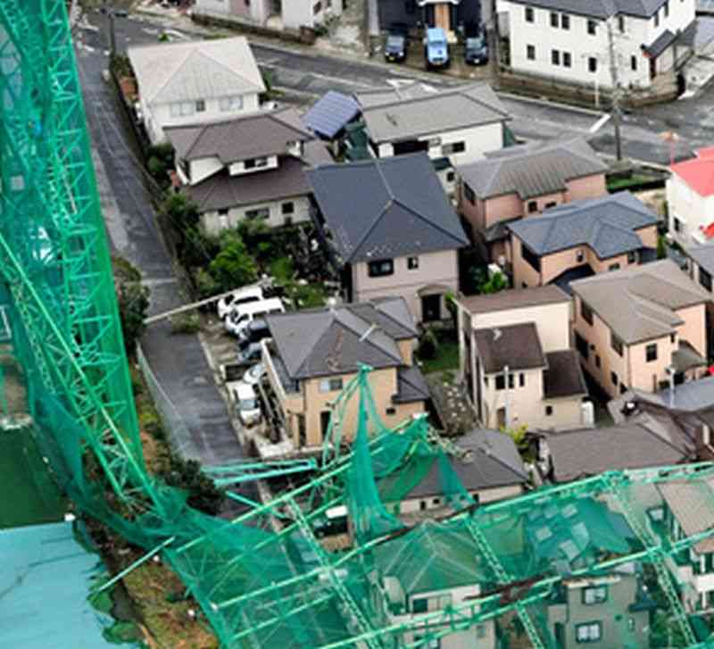 台風15号の影響で鉄柱倒壊「無償撤去」の同意得られず手つかず状態