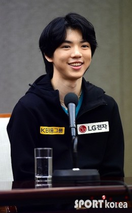 橋本環奈専用車両が登場！一般公募の秀逸コピーに囲まれて