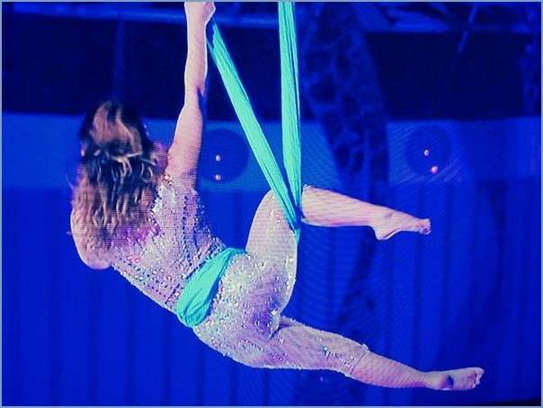 橋本環奈専用車両が登場！一般公募の秀逸コピーに囲まれて