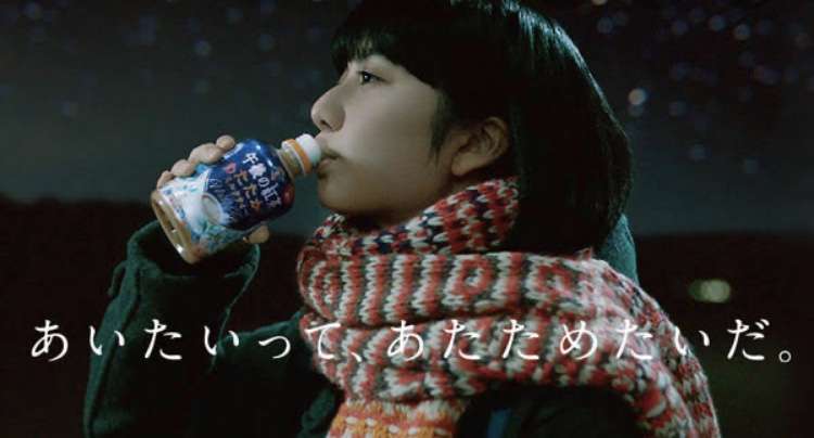 橋本環奈専用車両が登場！一般公募の秀逸コピーに囲まれて