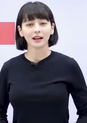 橋本環奈専用車両が登場！一般公募の秀逸コピーに囲まれて