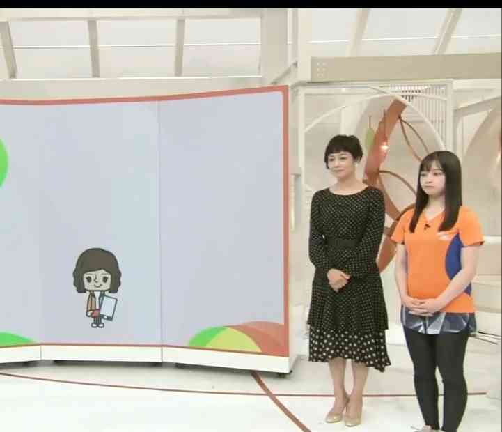 橋本環奈専用車両が登場！一般公募の秀逸コピーに囲まれて