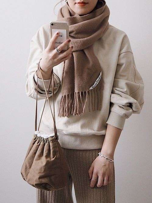 久しぶりに会う女友達と遊ぶ時の服装
