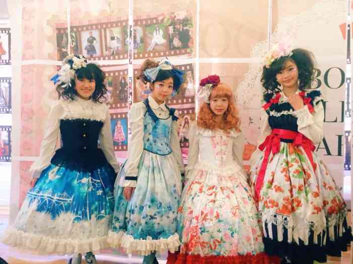 久しぶりに会う女友達と遊ぶ時の服装