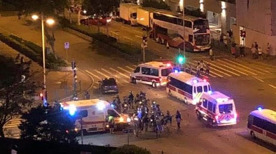 香港 抗議活動で初の死者 警察の強制排除中に転落の大学生