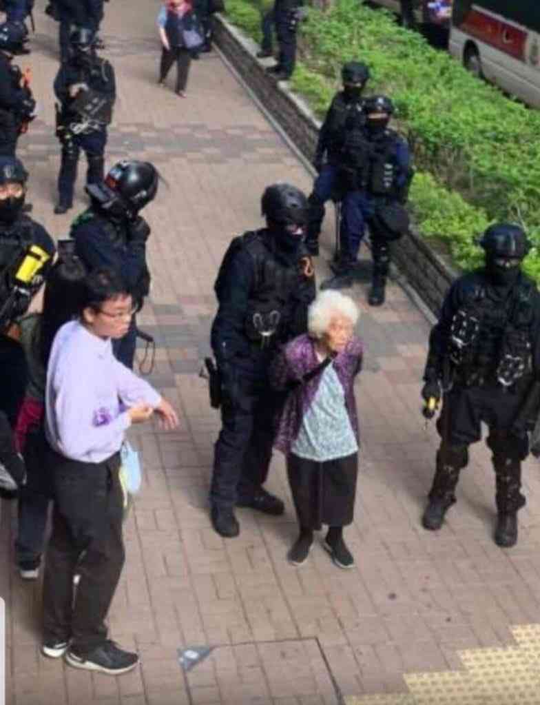 香港 抗議活動で初の死者 警察の強制排除中に転落の大学生