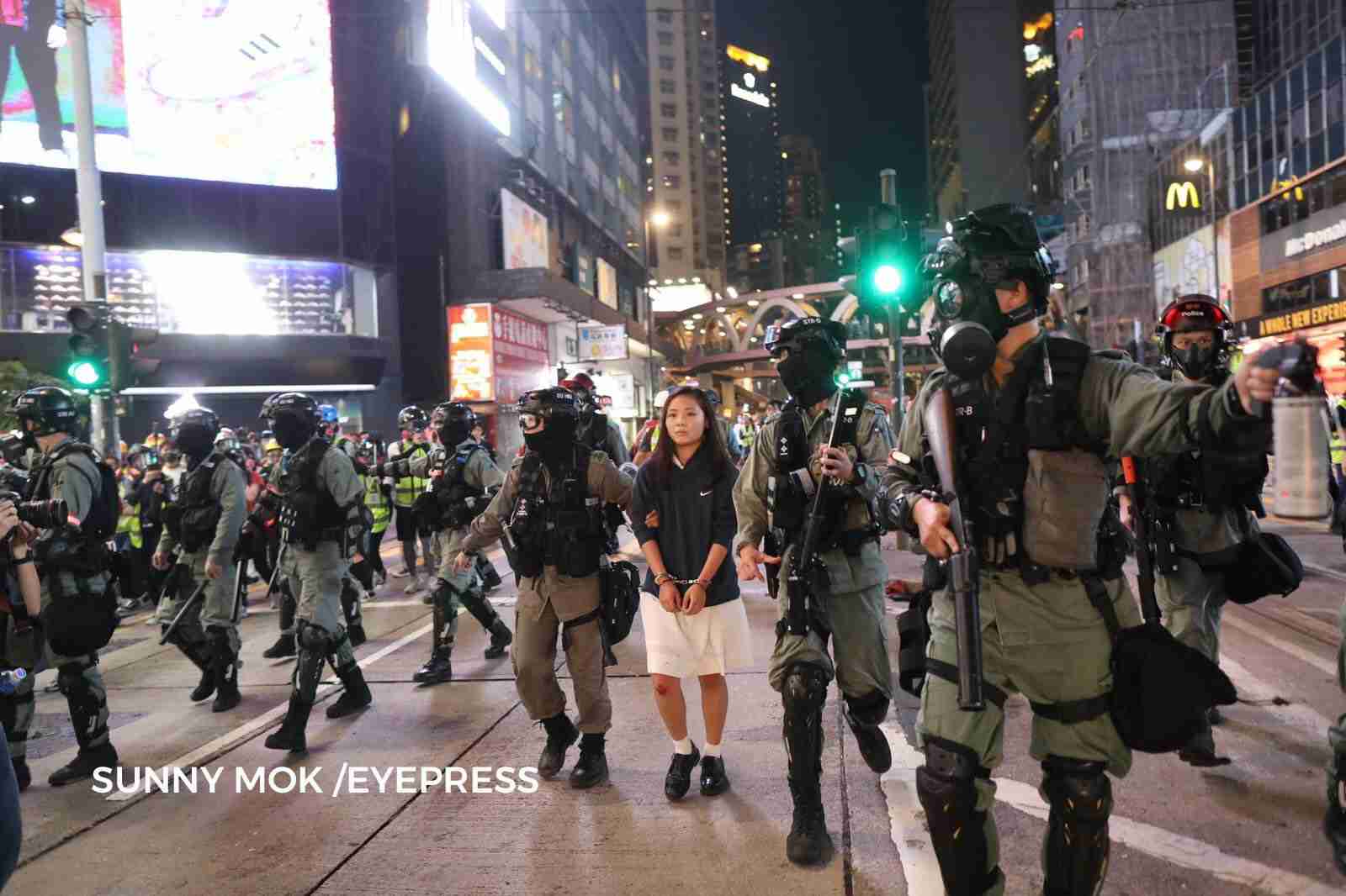 香港 抗議活動で初の死者 警察の強制排除中に転落の大学生