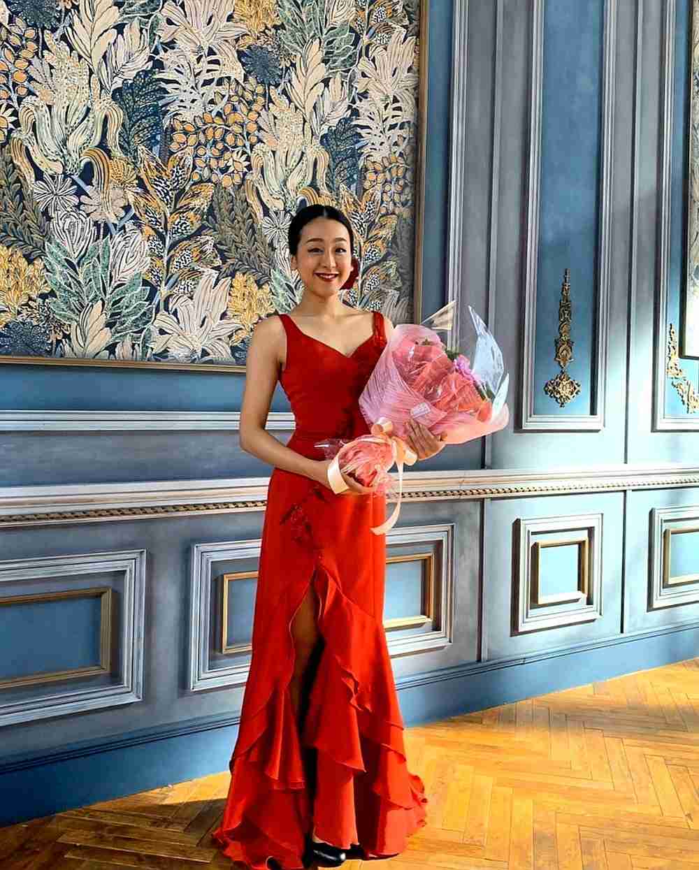 浅田真央、胸元＆背中大胆ドレスで登場　高橋一生が感動「おきれい」【ベストフォーマリスト授賞式】