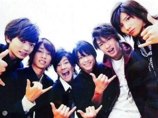 ＜SixTONES＞「ベツコミ」登場　SixTONES学園の超絶イケメン男子高校生6人組に　理想の告白は…。